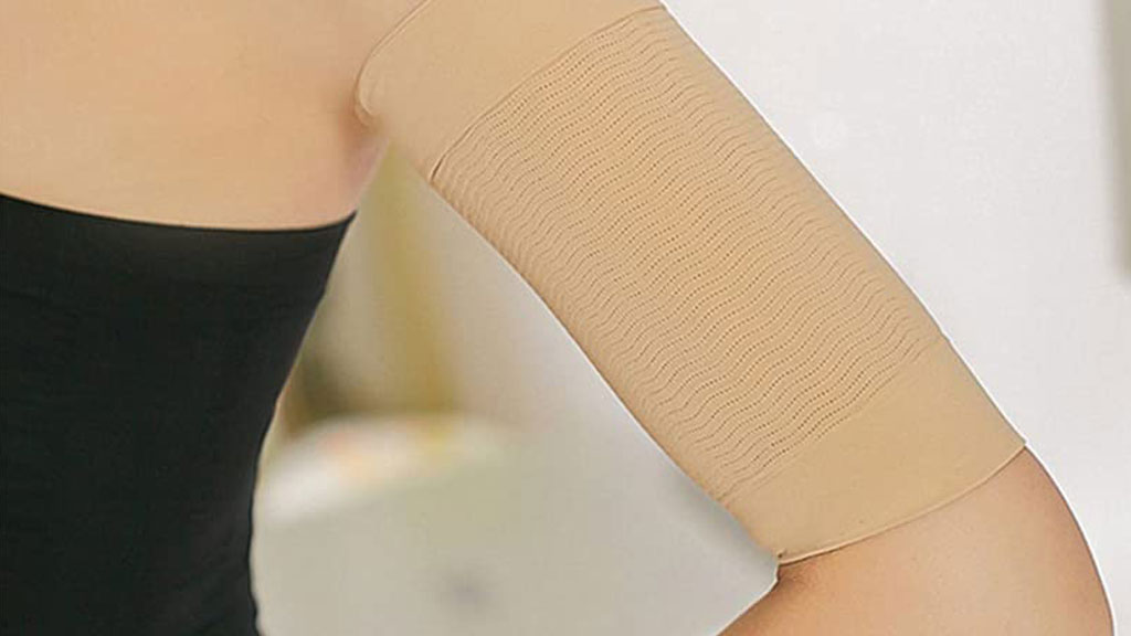 Manchon, mitaine et gant de compression disposés côte à côte pour comparaison